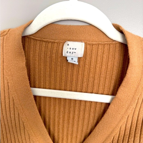 Camel Ribbed V-Neck Cardigan 🤎 - Picture 3 of 6
